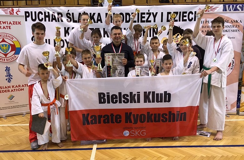 17 medali dla bielskich karateków