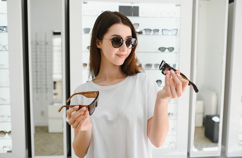 Okulary przeciwsłoneczne damskie Kraków – jak wybrać odpowiednie?