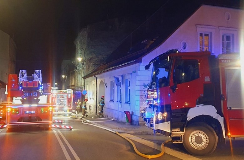Bielsko-Biała. Strażacy ewakuowali nieprzytomnego mężczyznę z pożaru