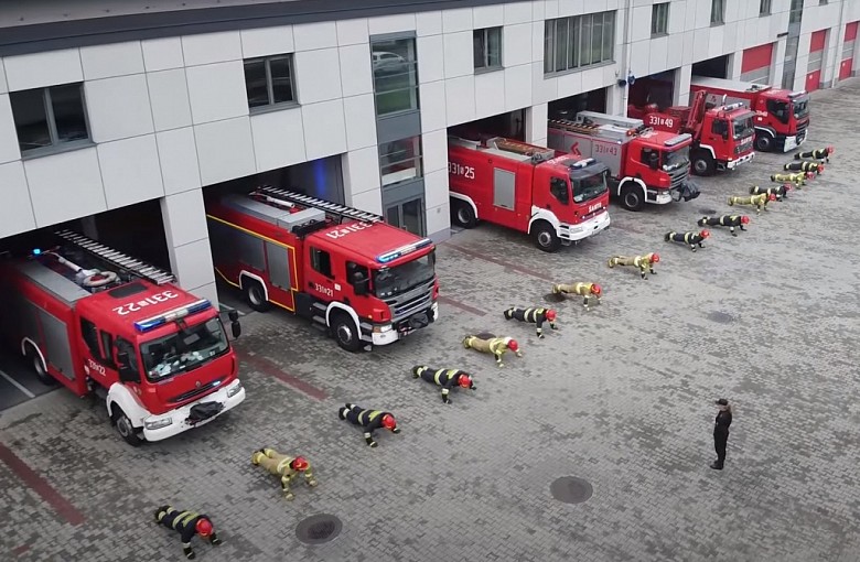 Strażacy z Bielska-Białej robili pompki dla chorego Wojtusia