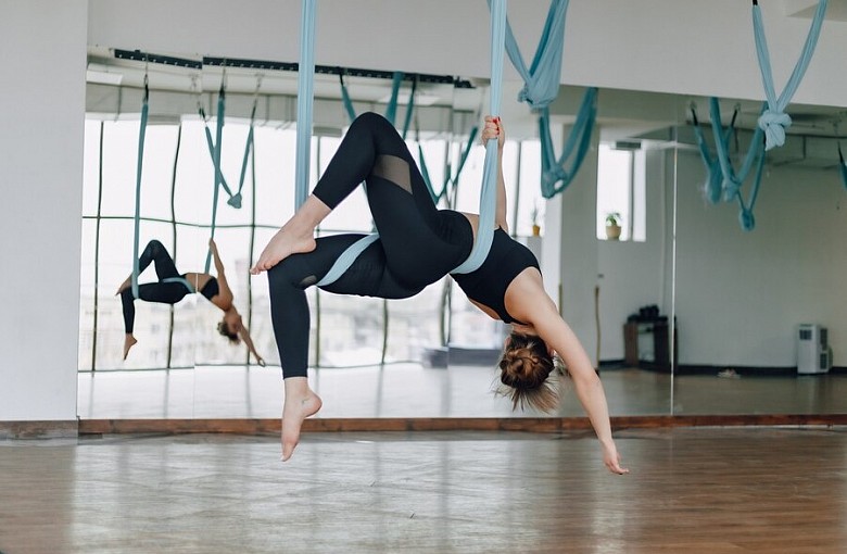 Jak aerial dance wpływa na rozwój siły i koordynacji?