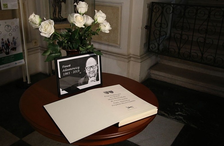 Księga kondolencyjna wystawiona w Urzędzie Miejskim