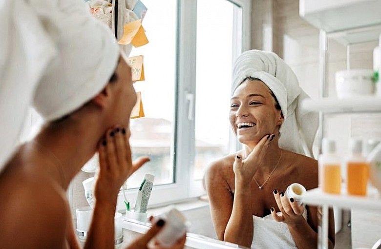 Czym różni się pielęgnacja skóry rano i wieczorem?