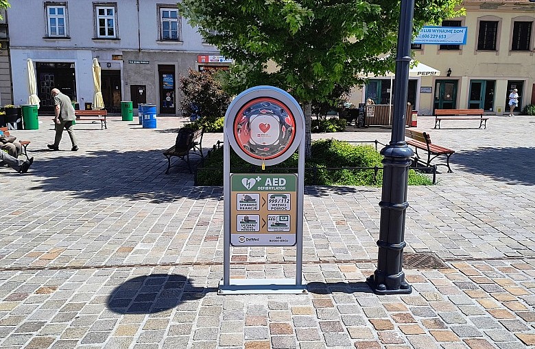 Znów gotowy, by ratować życie. Defibrylator wrócił na Plac Wojska Polskiego