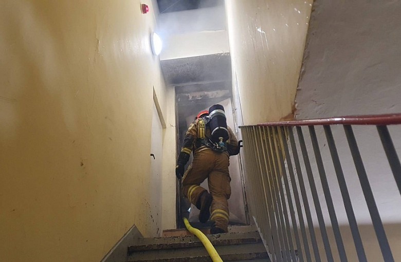 Pożar w bloku przy ul. Podgórze w Bielsku-Białej. Ogień pojawił się przy wyjściu na dach