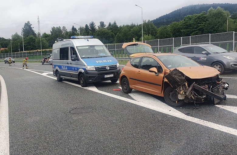 Auto wpadło w poślizg na S1 w Bielsku-Białej. Uderzyło w bariery