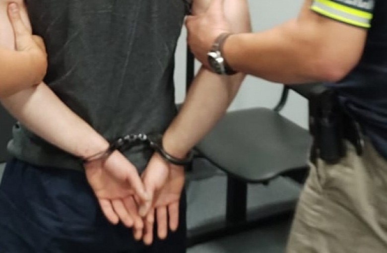 Nielegalne źródło energii z ulicznej latarni. Dwie osoby zatrzymane