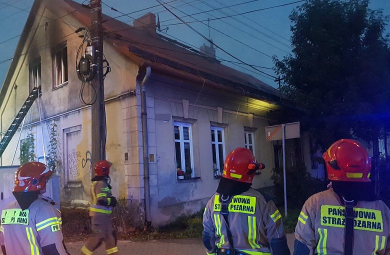 Pożar budynku mieszkalnego w Bielsku-Białej. Ogień objął poddasze i dach