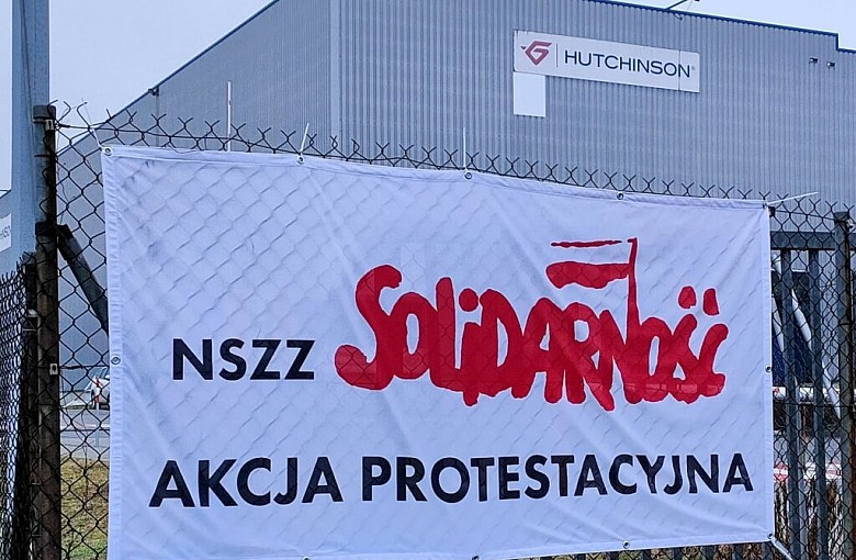 Spór płacowy w Hutchinson Poland. Związkowcy czekają na mediatora, flagi zawisły na bramach zakładu