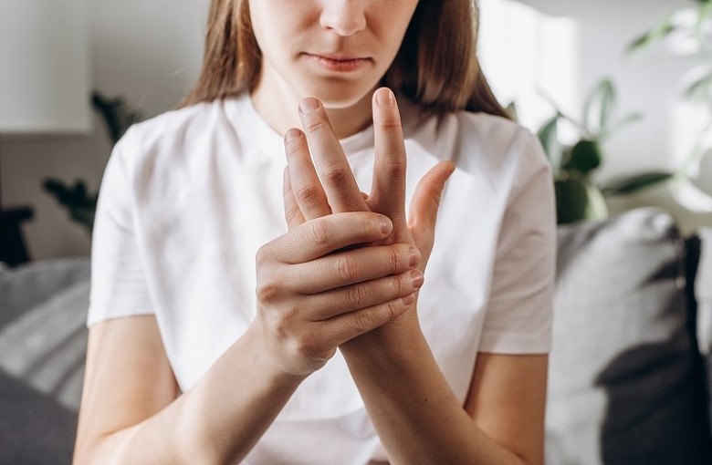 Jak radzić sobie z bólem spowodowanym zwyrodnieniem stawów rąk?