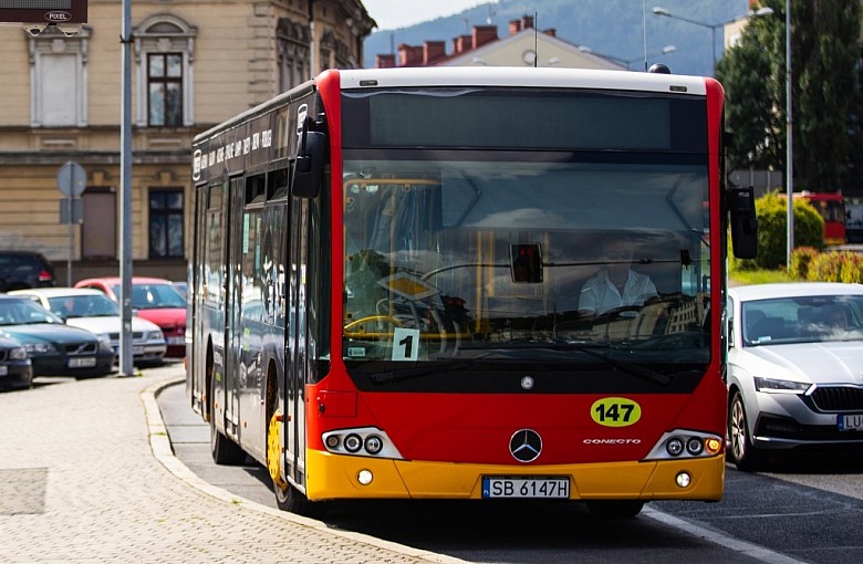 Spór o roczne bilety MZK dla uczestniczek incydentu w autobusie. Prezydent odpowiedział radnej