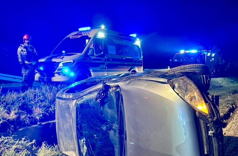 Nocny wypadek w Wilamowicach. Dwie młode osoby trafiły do szpitali