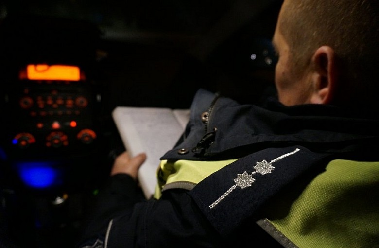 Poszukiwany listami gończymi, nietrzeźwy i pod wpływem narkotyków. Zakończył jazdę na krawężniku