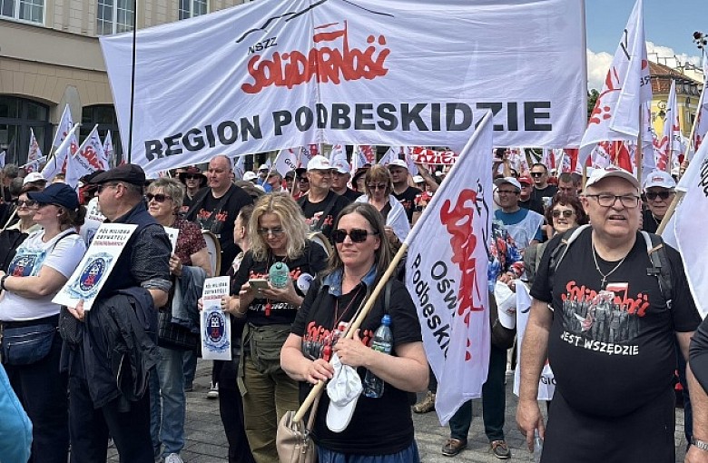 „My chcemy referendum!” – tysiące Polaków na marszu w Warszawie