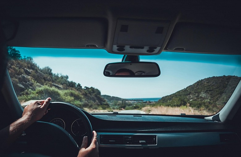 Jak uniknąć stresu na przejściach granicznych dzięki winietom online?