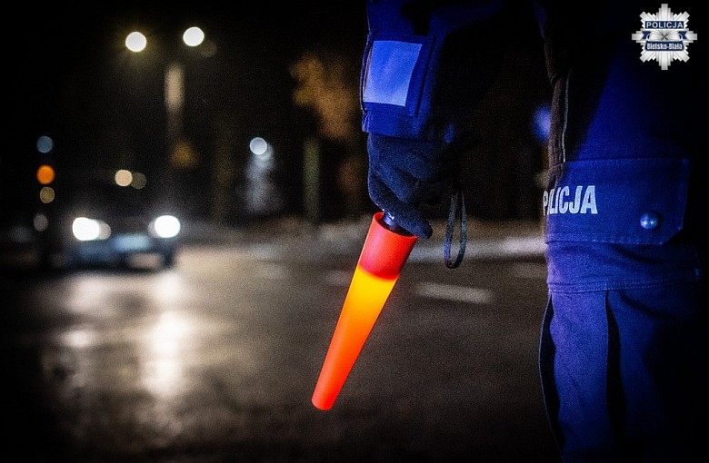 47-latek próbował wręczyć łapówkę policjantom. Wszystko nagrały kamery