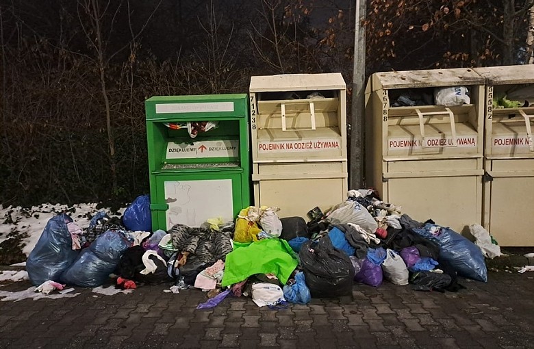 Bałagan przy pojemnikach na odzież. Wiceprzewodniczący Rady Miejskiej Konrad Łoś apeluje o pilne działania