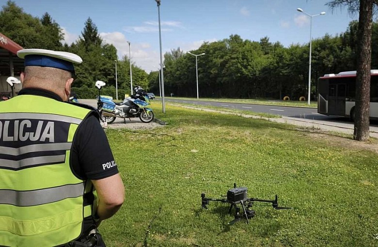Policyjny dron nad Bielskiem! Z powietrza wyłapał blisko 40 wykroczeń