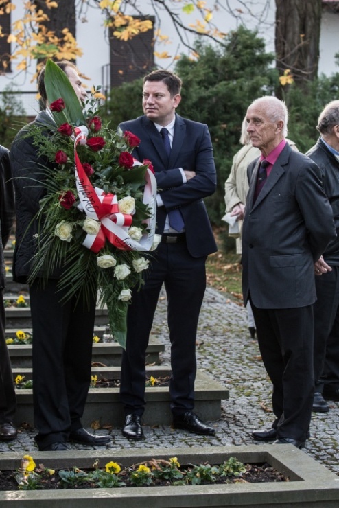 1b855ed78acbc26fa402ee3456c36f