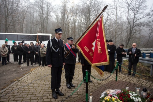 52b1f890c2a39548d3078bb58b44a3