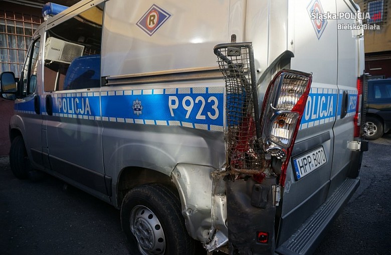 Pijany kierowca wjechał w radiowóz