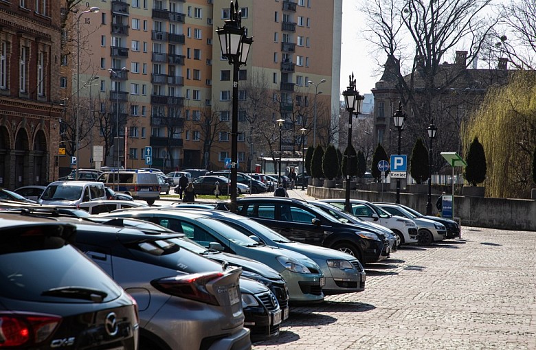 Wracają opłaty na parkingach wewnętrznych