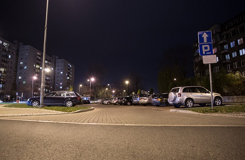 Parking z automatycznymi szlabanami