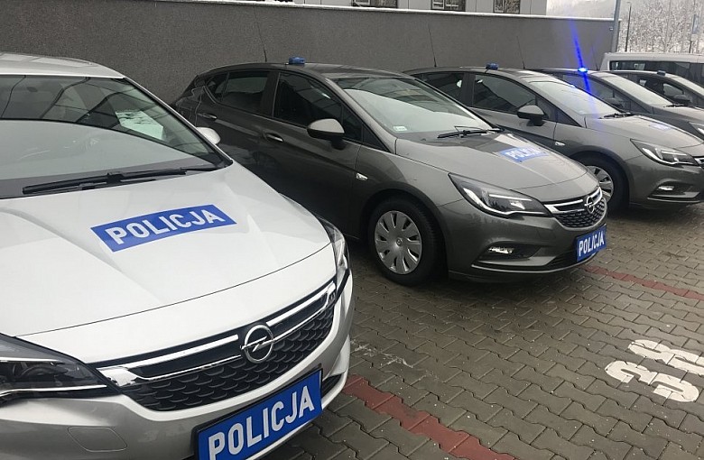 Nowe nieoznakowane radiowozy na drogach