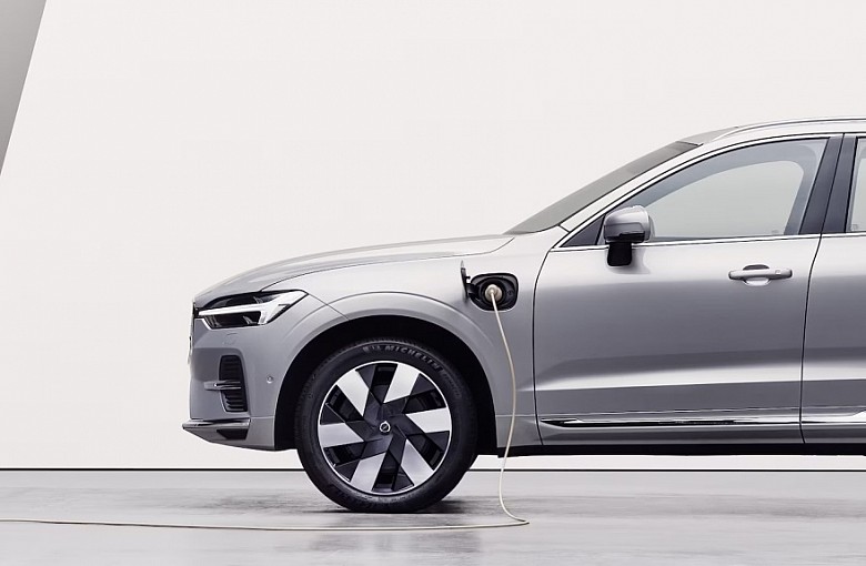 volvo_xc60_recharge_silver