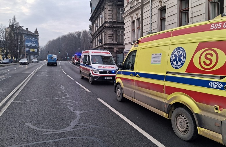 Niebezpieczna sobota przy ul. Zamkowej. Trzy osoby w szpitalu