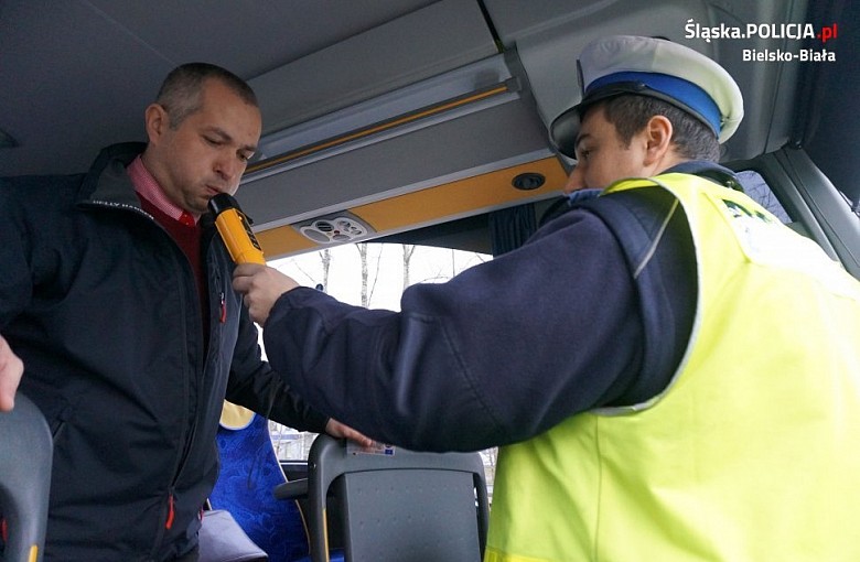 Policjanci z drogówki kontrolują autokary