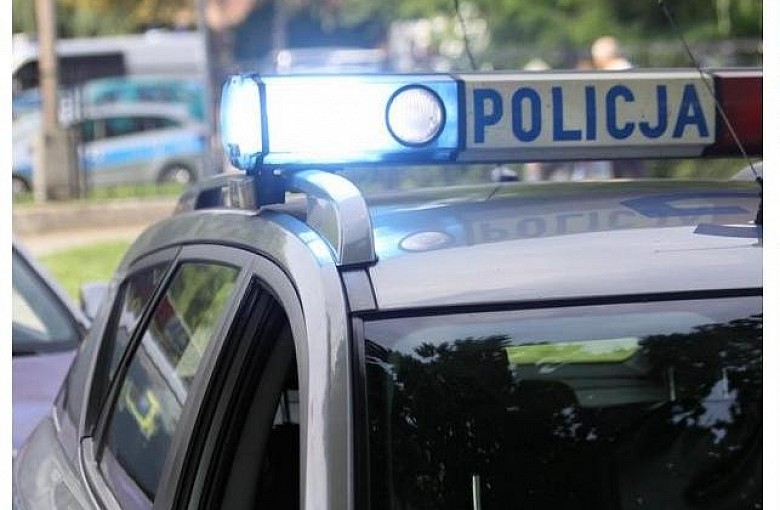 Nastolatek uciekając skuterem przed policją wjechał w radiowóz