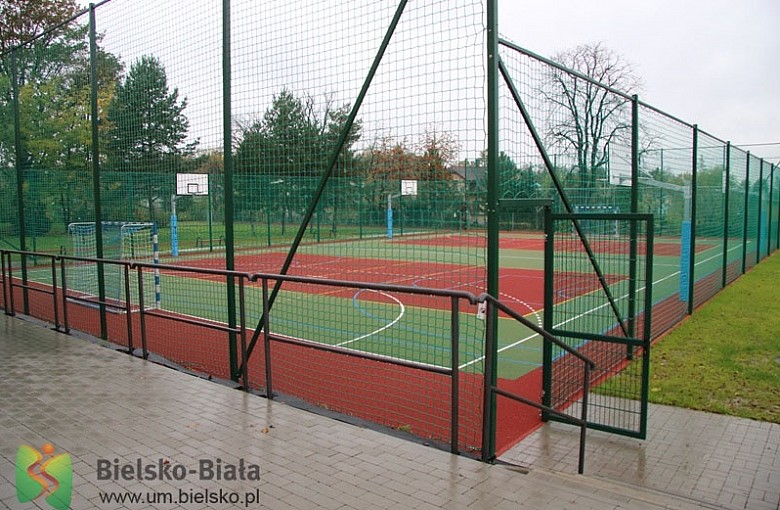 Kolejna szkoła, kolejne boisko