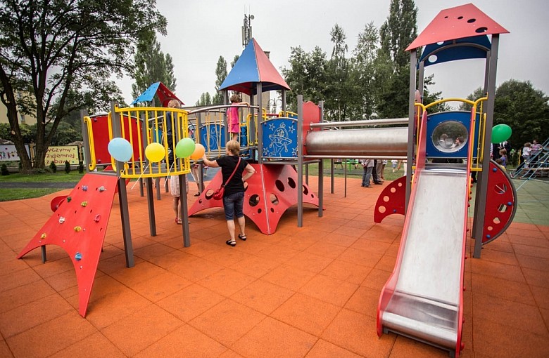 Nowe urządzenia na placach zabaw