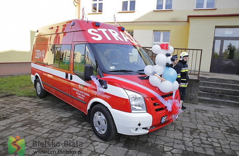 Nowy samochód w OSP Leszczyny