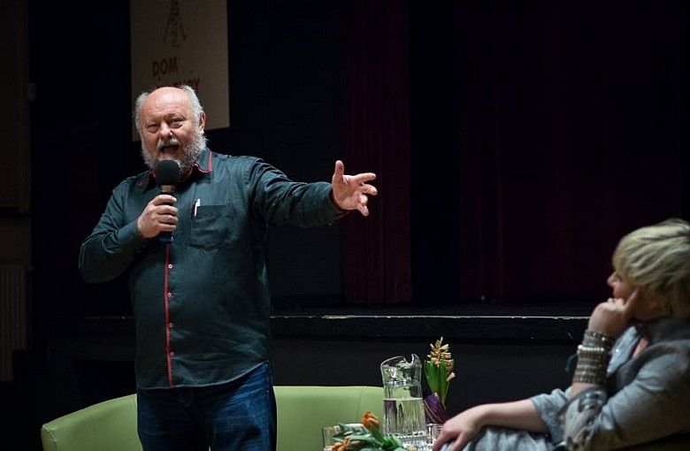 Wokół poezji Jana Pichety -  Artyści sztuk wielu