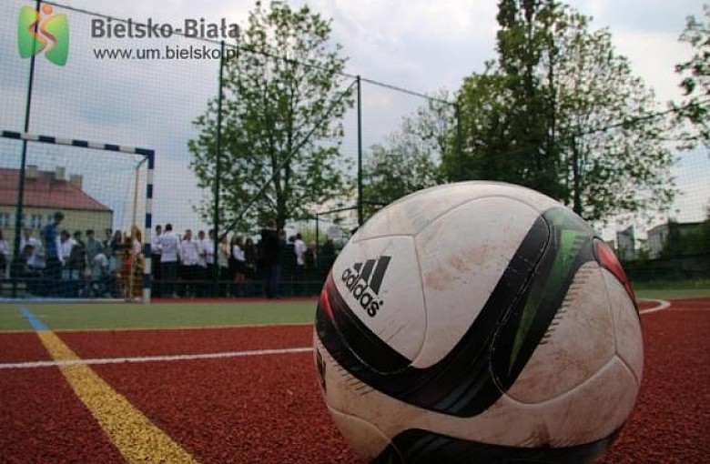 Kolejna szkoła, kolejne boisko