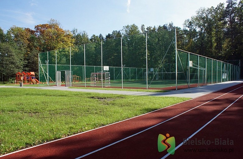 Nowe boisko i plac zabaw