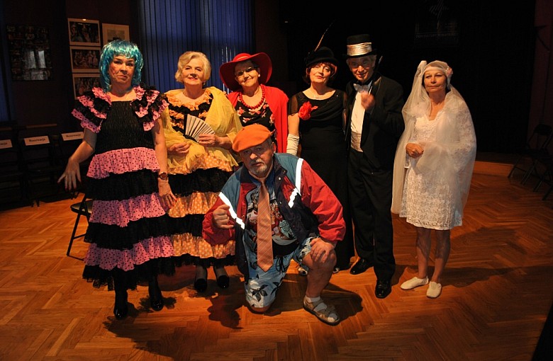 Puchar Dyrektora MDK dla grupy teatralnej "Oj tam, Oj tam..." z DK Wapienicy
