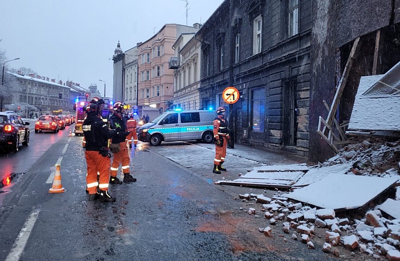 Bielsko-Biała: Zawaliła się ściana frontowa opuszczonego budynku przy ul. Partyzantów