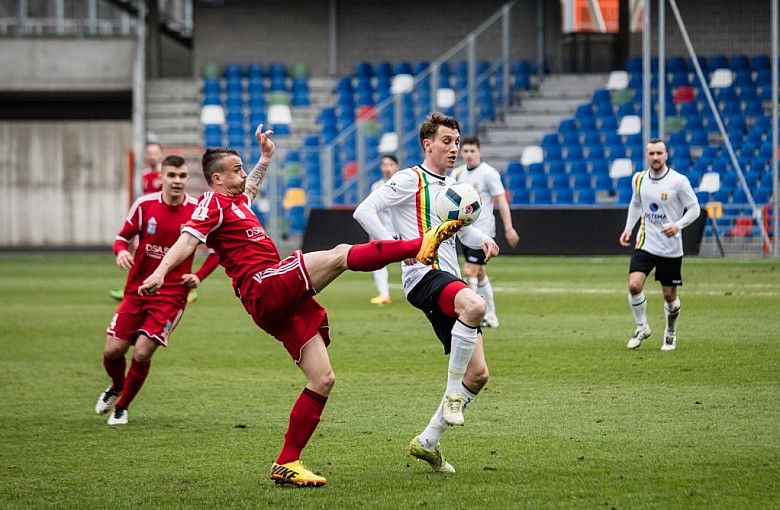 Stal wygrywa i awansuje w tabeli