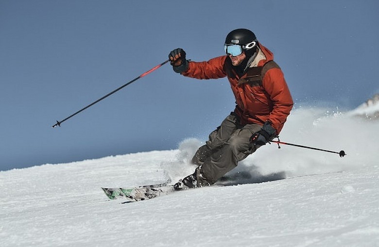 Jak trzymać kije narciarskie?