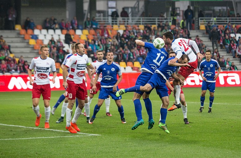 Głośne gwizdy na stadionie