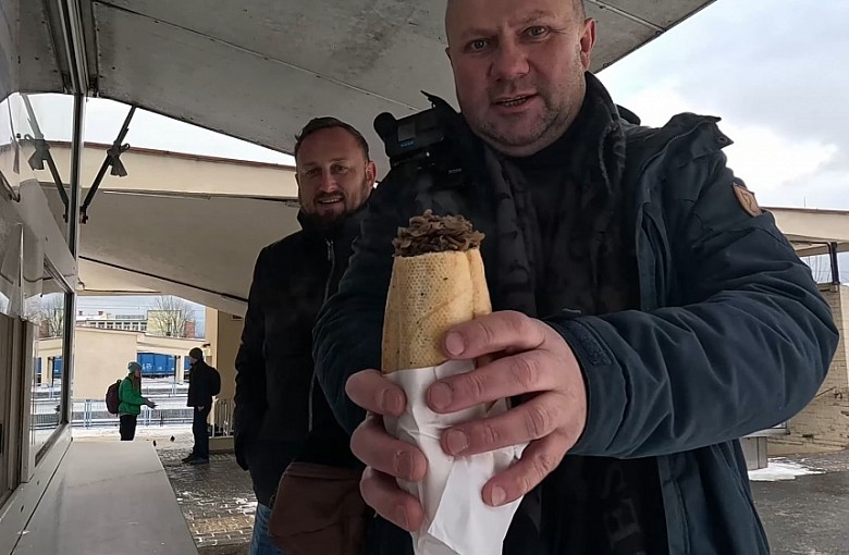 Tomasz Strzelczyk odkrywa smak legendy Bielska-Białej: buła z pieczarkami za 10 zł