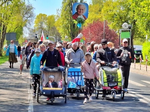 Ruszyła wielka pielgrzymka z&nbsp;Bielska-Białej –&nbsp;setki wiernych na trasie do Krakowa