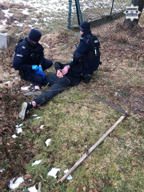 26-latek groził rodzinie ostrym narzędziem