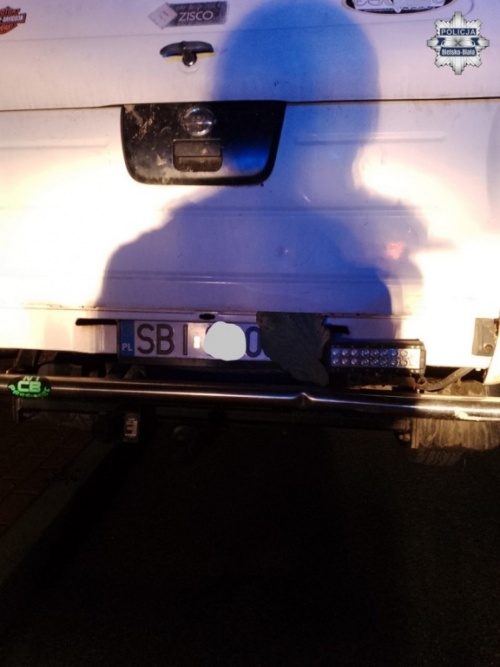 Policjanci z Czechowic-Dziedzic zatrzymali przestępcę drogowego. Zasłonił tablicę… liściem kapusty