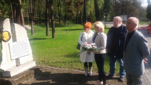 Złożyli kwiaty pod pomnikiem premiera