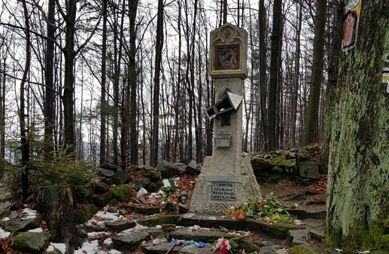Policjanci zatrzymali sprawcę profanacji Krzyża Trzeciego Tysiąclecia na Trzech Lipkach