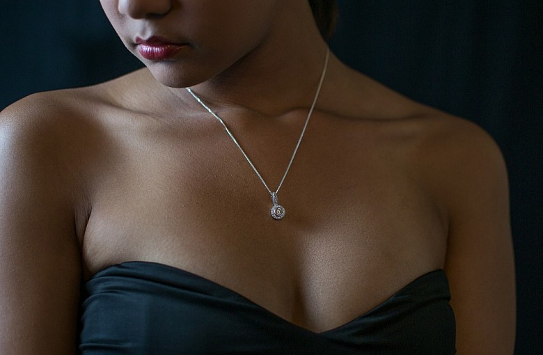 Naszyjniki damskie - jak dobrać kształt biżuterii do dekoltu?